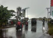 Diterpa Angin Kencang, Papan Reklame di Jembatan Awang Sungai Andai Patah