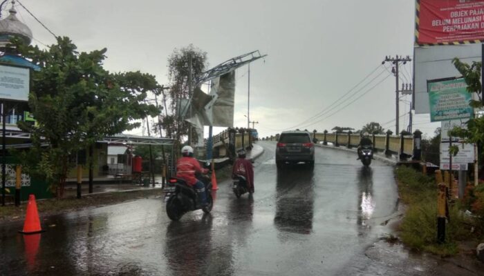 Diterpa Angin Kencang, Papan Reklame di Jembatan Awang Sungai Andai Patah