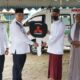 Bupati HSS, Achmad Fikry didampingi Wabup Syamsuri Arsyad menyerahkan bantuan mobil ambulance kepada Desa Gumbil, Kecamatan Telaga Langsat.