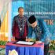 Bupati HSS, Achmad Fikry menandatangani pencanangan Desa Gambar Luar sebagai Desa Cantik.