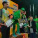 Wakil Bupati (Wabup) HSS, Syamsuri Arsyad memberikan hadiah kepada M Bagus Anshari, peraih medali emas Cabor Petanque Porprov XI Kalsel.