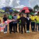 Ketua DPRD HSS, Akhmad Fahmi didampingi Wakapolres HSS, Kasubag Pembinaan Kejari HSS dan Danramil Telaga Langsat mengibarkan bendera start tanda dimulainya cabor balap motor di Porprov XI Kalsel.