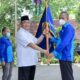 Bupati HSS, Achmad Fikry menyerahkan bendera Kontingen kepada perwakilan anggota Karang Taruna yang akan mengikuti KKBWKT tahun 2022.