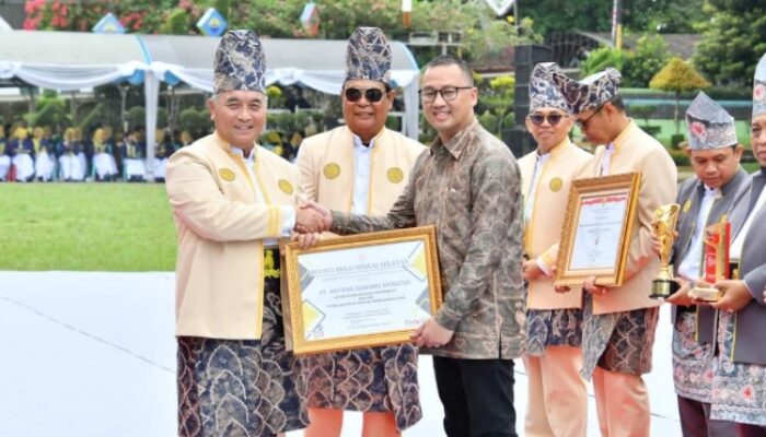 Terlibat Dalam Pembangunan, PT AGM Terima Penghargaan di Harjad Ke-72 Kabupaten HSS