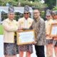 Bupati HSS, Achmad Fikry menyerahkan piagam penghargaan kepada Manager Eksternal Affairs PT AGM, Andhika Dewa Permata di Puncak Harjad Ke-72 Kabupaten HSS.