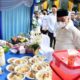 Bupati HSS, meninjau salah satu stand OPD yang menyajikan makanan ketupat kandangan di acara syukuran Harjad Ke-72 Kabupaten HSS.