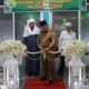 Bupati HSS, Achmad Fikry memotong rangkaian bunga penanda diresmikannya Gedung Taman Pemulasaran Masjid Agung Taqwa Kandangan.