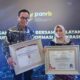 Sekda HSS, Muhammad Noor dan Kepala Dinas PMPSP Kabupaten HSS Elyani Yustika setelah menerima empat penghargaan dari Kemenpan RB Republik Indonesia.