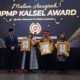 Kepala Disdikbud HSS, Siti Erma saat menerima penghargaan di acara malam anugerah BPMP Kalsel Award 2022.