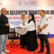 BRI Cabang Kandangan menyerahkan bantuan CSR kepada Ketua Kelompok Wanita Tani (KWT) Melati, Desa Mandala, Kecamatan Telaga Langsat.