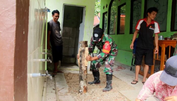 Nyaris Ambruk, TNI dan Warga Bahu Membahu Perbaiki Musala di Desa Hamak HSS