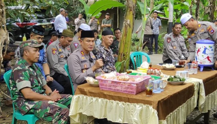 Puluhan Warga Bakarung Antusias Ikuti “Jumat Curhat” Bersama Kapolres HSS