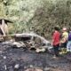 Petugas pemadam kebakaran melakukan pembasahan di lokasi kejadian.