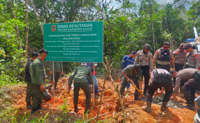 Tim Gabungan melakukan pemasangan papan himbauan kawasan hutan lindung di Desa Malilingin, Kecamatan Padang Batung, Kabupaten Hulu Sungai Selatan (HSS).