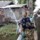 Tim TRD PAM Bandarmasih melakukan pengecekan aliran pipa air bersih.