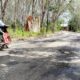 Kondisi jalan di Desa Mantimin, Kecamatan Batu Mandi, Kabupaten Balangan alami retak.