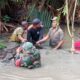 Anggota Babinsa Kodim 1003/HSS bersama warga bergotong royong membersihkan aliran sungai yang tersumbat.