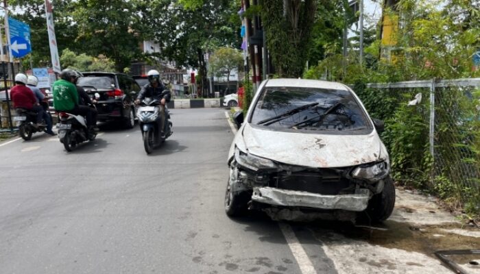 Kurang Konsentrasi, Pengemudi Mobil di Banjarmasin Tabrak Pembatas Jalan