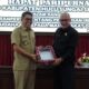 Wakil Bupati HSS, Syamsuri Arsyad menyerahkan draf Ranperda kepada Wakil Ketua II DPRD HSS, Kusasi.
