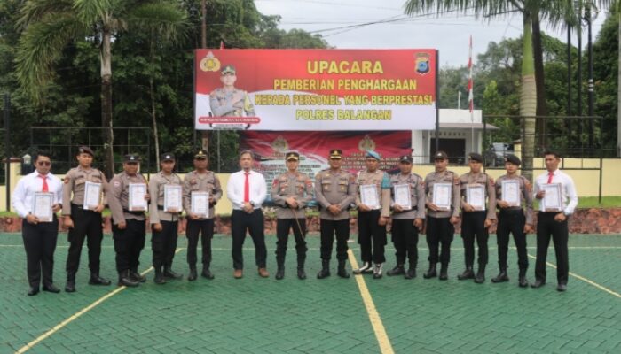 Kapolres Balangan Berikan Penghargaan Kepada 12 Personil Berprestasi