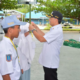 Foto : Wakil Bupati HSS, Syamsuri Arsyad menyematkan Id Card kepada peserta Latgab PMR tingkat SMA sederajat se-Kabupaten HSS