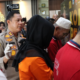 Foto : Kapolres Tapin, AKBP Ernesto Saiser berbincang dengan salah satu tersangka.