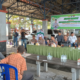 Foto : Kapolres HSS, AKBP Sugeng Priyanto berdiskusi dengan masyarakat dalam kegiatan Jumat Curhat di Terminal Sudi Singgah Kandangan.