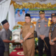 "Foto : Bupati HSS Achmad Fikry menyerahkan bantuan Rastrada kepada masyarakat penerima manfaat."