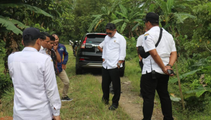 Tak Pernah Diperbaiki, Wabup HSS Tinjau Jalan Tanggul Sungai Kalang