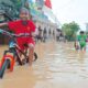 Foto : Anak-anak tengah asik bermain sepeda di genangan banjir di salah satu ruas jalan di Kota Kandangan.