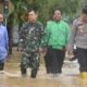Foto : Dandim 1003/HSS, Letkol Inf Nurliwedie Nurdin Kanan bersama Kapolres HSS, AKBP Sugeng Priyanto saat melakukan peninjauan di lokasi banjir.