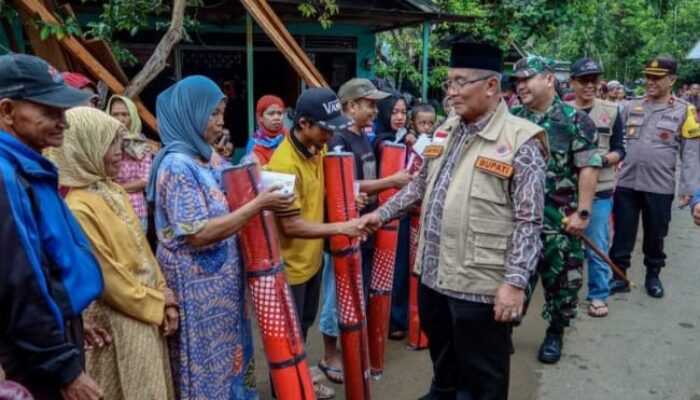 Sambangi Dusun Bukuanin, Bupati HSS Salurkan Bantuan Korban Terdampak Banjir