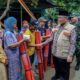 Foto : Bupati HSS, Achmad Fikry saat memberikan bantuan kepada warga yang terdampak bencana banjir di Dusun Bukuanin, Desa Mawangi, Kecamatan Padang Batung.