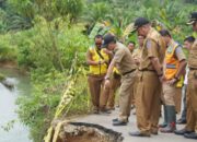 Rusak Akibat Banjir, Wabup HSS Pantau Beberapa Infrastruktur di Loksado