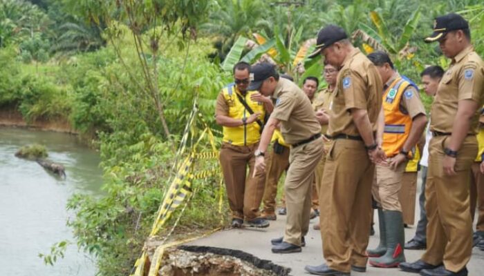 Rusak Akibat Banjir, Wabup HSS Pantau Beberapa Infrastruktur di Loksado