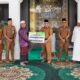 Bupati HSS, Achmad Fikry menyerahkan bantuan dana hibah kepada salah satu tempat ibadah secara simbolis.