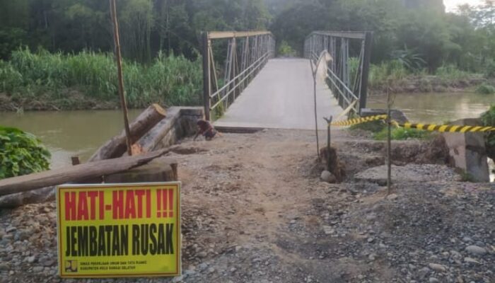 Oprit Jembatan Desa Batu Laki HSS Ambrol, Kendaraan Roda Empat Dilarang Melintas