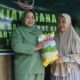 Ketua Persit Kartika Chandra Kirana Cabang XXVI Dim 1003 Koorcabrem 101 PD VI Mulawarman Ny Nurliwedie Nurdin Kanan saat menggelar Anjangsana.