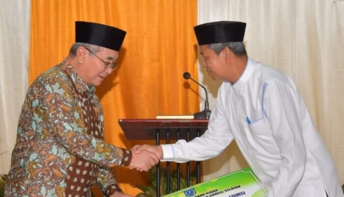 Bupati Fikry Serahkan Dana Hibah Untuk MUI dan DMI Kabupaten HSS