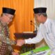 Bupati HSS, Achmad Fikry saat menyerahkan bantuan dana hibah secara simbolis.