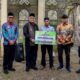 Bupati HSS, Achmad Fikry menyerahkan bantuan dana hibah bidang keagamaan secara simbolis.