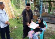 Ringankan Beban Warga, Bupati Fikry Serahkan Bantuan Kebakaran di Taniran Selatan