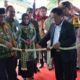 Kepala Perpusnas RI, Muhammad Syarif Bando didamping Bupati HSS, Achmad Fikry memotong untaian bunga tanda diresmikannya gedung perpustakaan baru Kabupaten HSS.