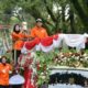 Trofi Adipura tahun 2022 diarak oleh pahlawan kebersihan Dispera KPLH HSS keliling Kota Kandangan.