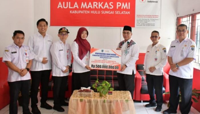 Dukung Kegiatan Sosial, Bupati Fikry Serahkan Dana Hibah Untuk PMI HSS