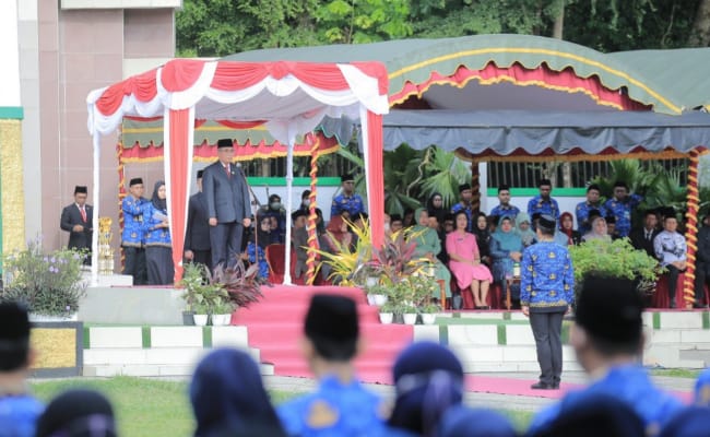Bupati HSS, Achmad Fikry menjadi inspektur upacara dalam peringatan Hardiknas dan Hari Otonomi Daerah ke-27 di Lapangan Lambung Mangkurat, Kota Kandangan.