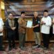 Wabup HSS, Syamsuri Arsyad menyaksikan penyerahan hasil laporan pertanggungjawaban dana hibah pelaksanaan Porprov XI Kalsel tahun 2022.