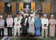 Jalin Silaturahmi Dengan Masyarakat, Bupati HSS Salat Tarawih di Masjid Baangkat