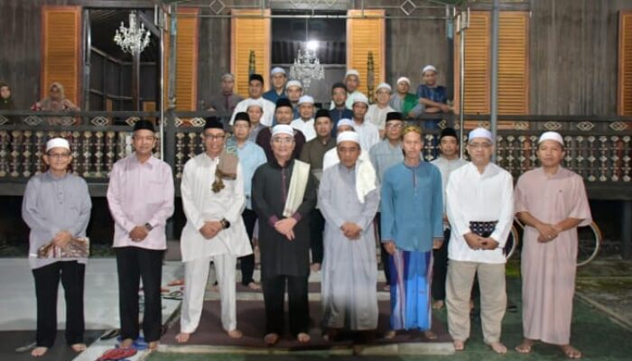 Jalin Silaturahmi Dengan Masyarakat, Bupati HSS Salat Tarawih di Masjid Baangkat