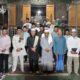 Bupati HSS, Achmad Fikry berfoto bersama dengan masyarakat usai melaksanakan salat isya dan tarawih berjamaah.